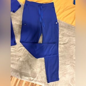 Women’s Small - FIGS straight leg scrub pant!